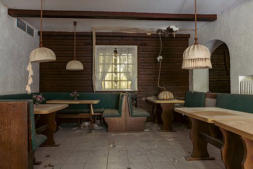 Verlaten Restaurant met Rustieke Stoelen van Het Onbekende