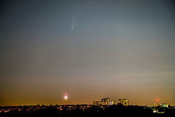 Komeet neowise 2020 boven tv-toren van stuttgart stad Duitsland bij nacht panorama van adventure-photos