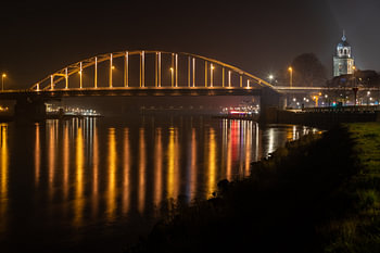 Oranje brug bij Deventer over de IJssel vanwege Orange the World actie