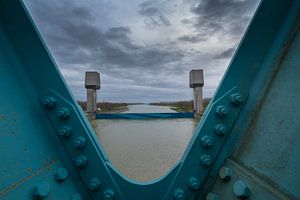 Hochwasser an der Schleuse Rijswijk von Moetwil en van Dijk - Fotografie