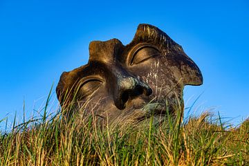 Bronzen gezicht in de duinen bij Scheveningen