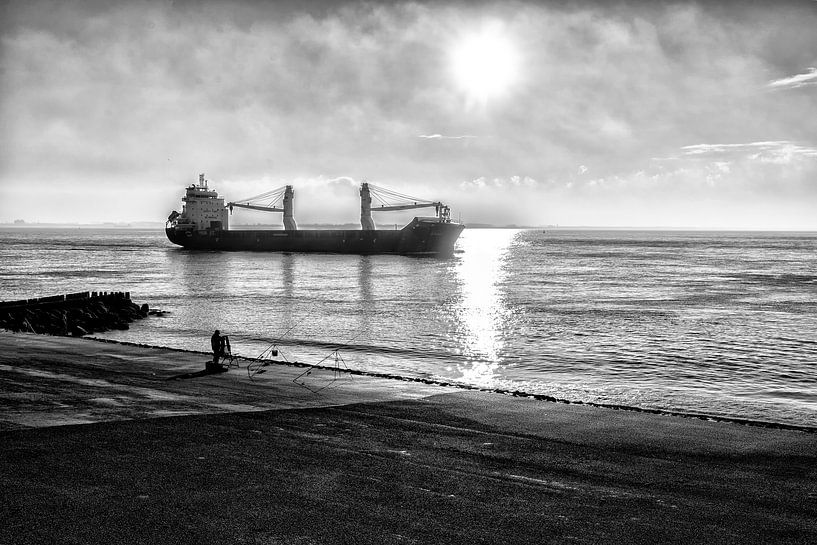 Ein Schiff fährt auf die Küste zu. von Don Fonzarelli