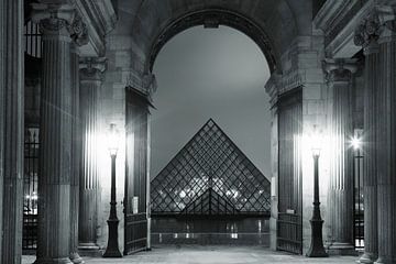 Glazen piramide in het Louvre Museum van Markus Lange