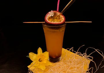 Alkoholfreier Cocktail mit Cassis-Sirup und frischer Passionsfrucht.