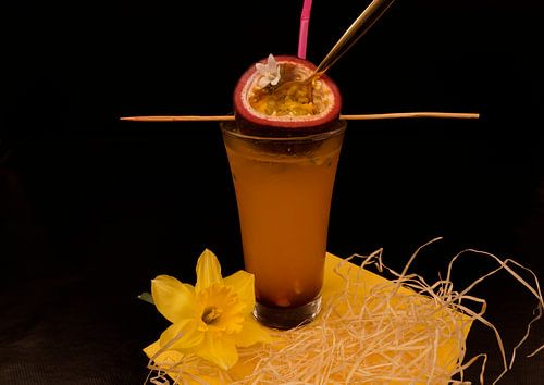 Alcoholvrije cocktail met cassis siroop en verse passievrucht.