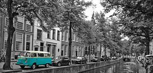 Volkswagen Camper in Delft von Johnny van der Leelie