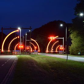 spoorwegovergang bij nacht van Jos Broersen