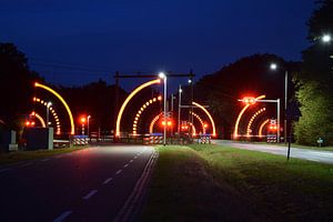 spoorwegovergang bij nacht sur Jos Broersen