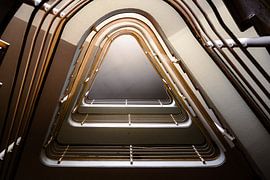 Geometrische Treppenfluchten - Symmetrie und Licht im verlassenen Gebäude von InfiniteArtLabs