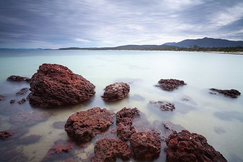 Des rochers rouges uniques à Bloodstone Beach, Maria Island en Tasmanie. sur Jiri Viehmann