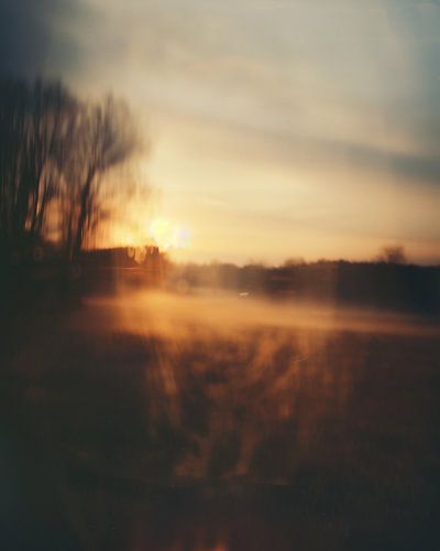 Zonsopgang en ritselende bladeren