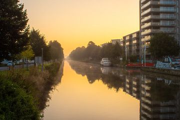 Mist over de Zuid-Willemsvaart in Weert van Jolanda de Jong-Jansen
