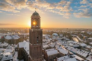 Zwolle Peperbus Kirchturm während eines kalten Wintersonnenaufgangs