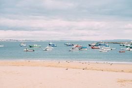 Vissersboten in Cascais, Portugal van Patrycja Polechonska