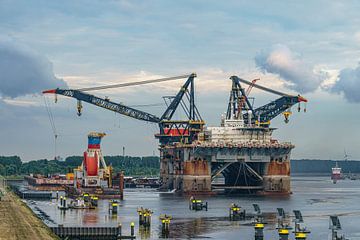 Heerema Marine Contractors' Thialf. by Jaap van den Berg