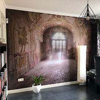 Klantfoto: Lichtstralen in Verlaten Huis. van Roman Robroek, als naadloos behang