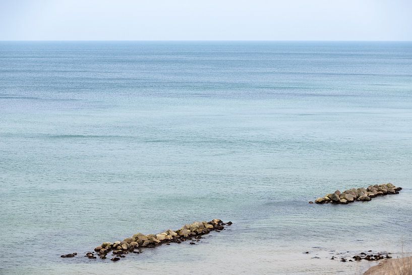 Blauwe zee en rotsen langs de kust van Denemarken van Karijn | Fine art Natuur en Reis Fotografie