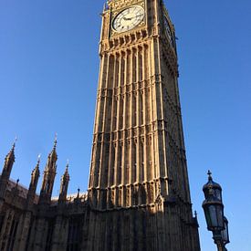 Big Ben tegen een strak blauwe hemel sur Patsy Van den Broeck