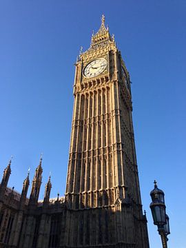 Big Ben tegen een strak blauwe hemel