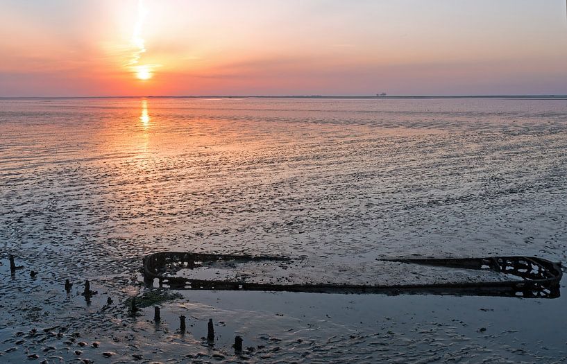 Luftaufnahme eines alten Schiffswracks im Wattenmeer bei Wierum in Friesland (Niederlande) bei Sonnenuntergang von Eye on You