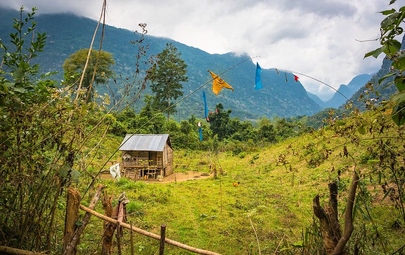 Vogelverschrikker bij huisje in de bergen, Laos van Rietje Bulthuis