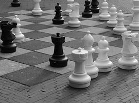 Schachspiel schwarz-weiß Oktober von Vannessa !