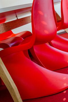 rode stoelen - design van Karin Verhoog