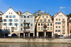 Huizen aan de Limmat in Zurich
