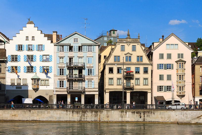 Huizen aan de Limmat in Zurich van Dennis van de Water