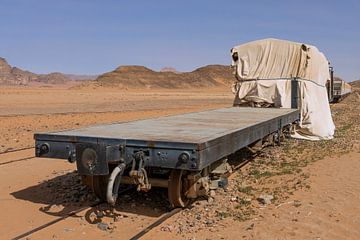 Verlaten trein in de Wadi Rum Woestijn van Sander Groenendijk