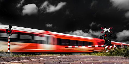 Train passes in high speed level crossing near Deinum