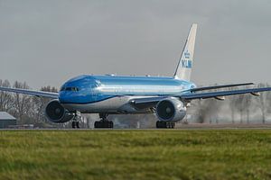 Start der KLM Boeing 777-200 (PH-BQP) von der Polderbaan. von Jaap van den Berg