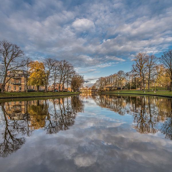 Stadsgracht Leeuwarden in den Spätherbstfarben von Harrie Muis