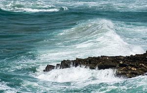 blue waves in the ocean
