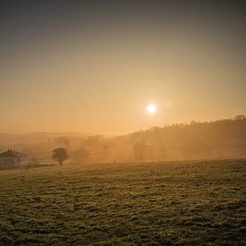 Mistige zonsopkomst boven de Belgische Ardennen by Stan Loo