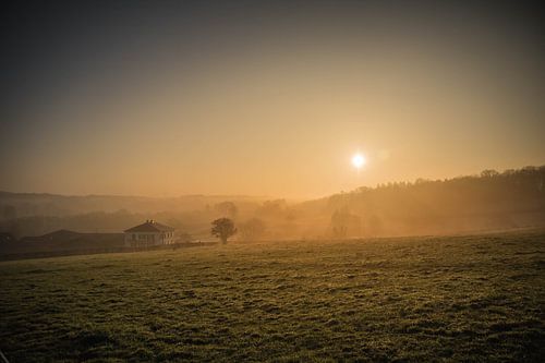 Mistige zonsopkomst boven de Belgische Ardennen