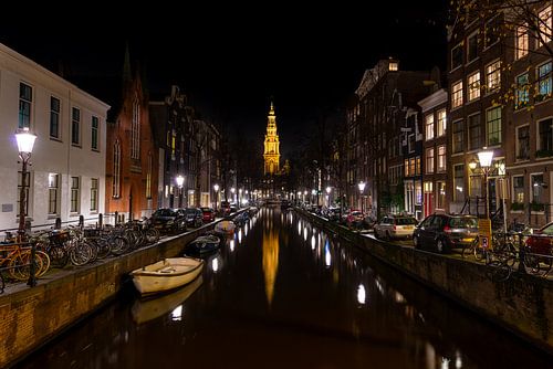 Amsterdam : vue atmosphérique de nuit de la Zuiderkerk sur Lex van Doorn