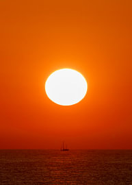 Segelboot im Licht der untergehenden Sonne bei Noordvoort von Peter Bartelings