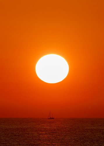 Un voilier au coucher du soleil près de Noordvoort sur Peter Bartelings
