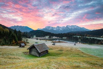 Vorstelijke ochtend aan de Geroldsee in Beieren van Michael Valjak