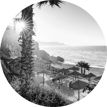 Nerja strand aan de Costa del Sol zwart-wit