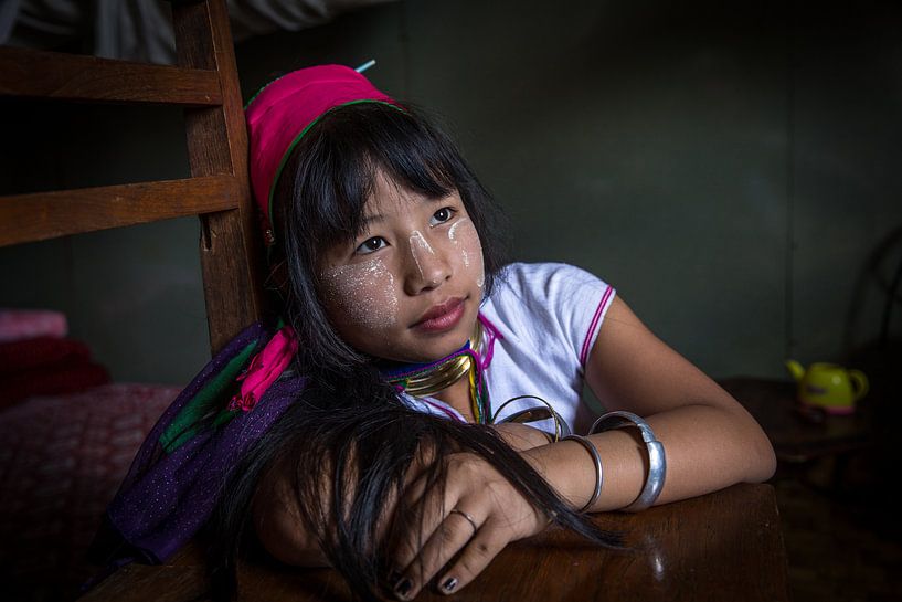 INLE,MYANMAR, DECEMBER 17 2015 - Jong meisje van de Long Neck stam in de buurt van Inle Myanmar.  van Wout Kok
