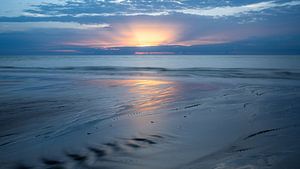 Coucher de soleil, le soleil émergeant à peine des nuages