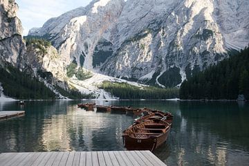 Dolomieten, Lago di Braies, Italie van Kees van Dun