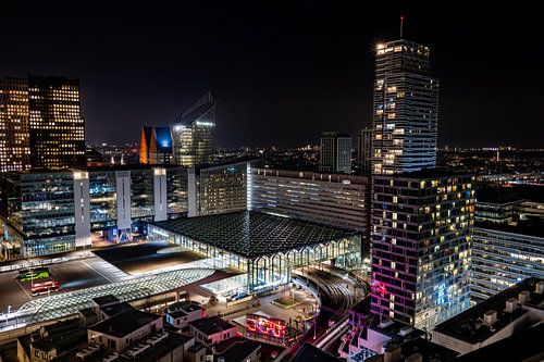 Night-time photo of the station area in The Hague