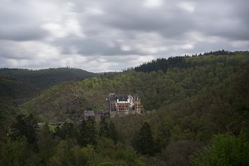 Het romantische Burg Eltz in de Eifel in Duitsland