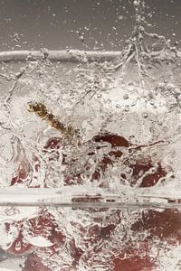 Rote Weintrauben fallen in Wasser 3