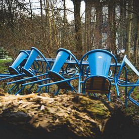 Blauwe stoelen in de regen in een industrieel landschap van Zaankanteropavontuur
