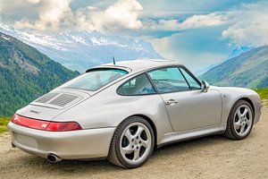 Porsche 911 Sportwagen in den Alpen