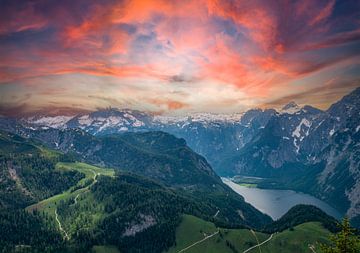 Uitzicht over de bergen in het Salzkammergut, Oostenrijk van Animaflora PicsStock